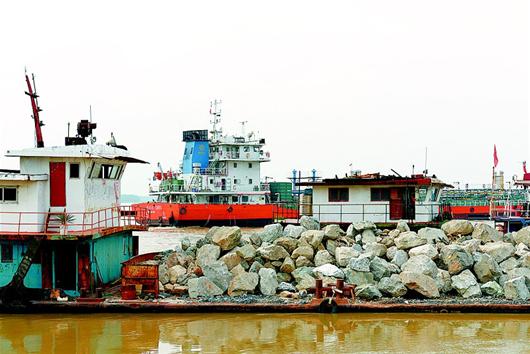 25日下午，黄冈江嘴段长江崩岸现场，正在准备水下抛石治理。
