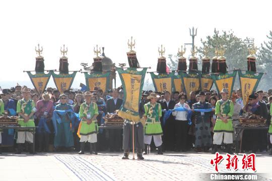 席慕蓉首次参加成吉思汗查干苏鲁克公祭仪式（图）
