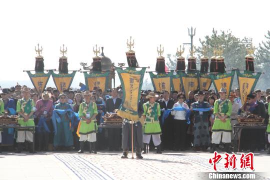 席慕蓉首次參加成吉思汗查干蘇魯克公祭儀式（圖）