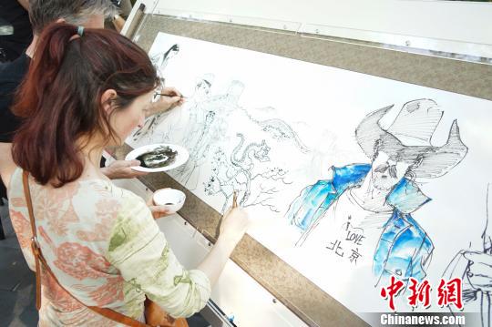 28日，来自法国、芬兰等7个国家的10位漫画家“手绘”北京，体味京城文化。　熊然 摄