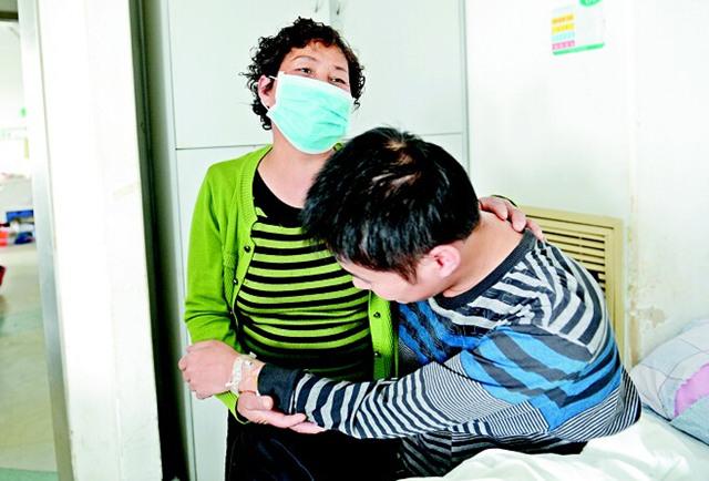 图为：时隔9年多，苏川和妈妈终于团聚