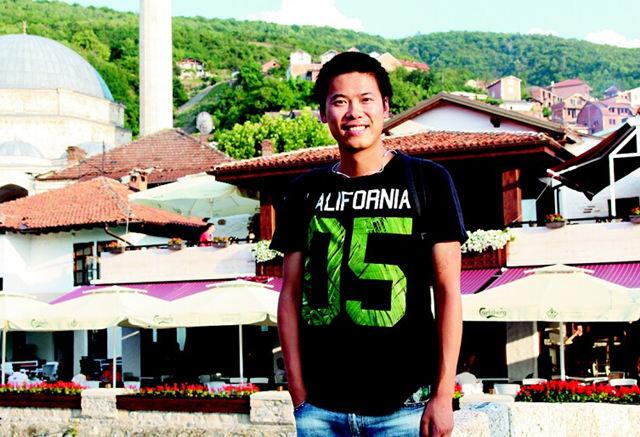 图为：孟波在科索沃一所大学门前