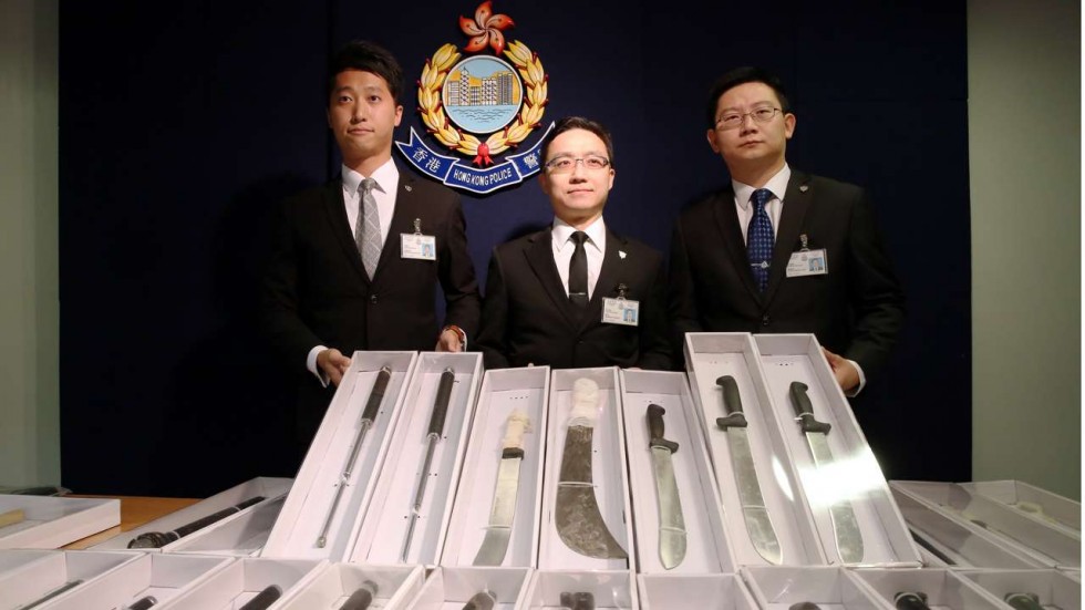 香港警队有组织罪案及三合会调查科人员在湾仔警察总部展示查获的武器。