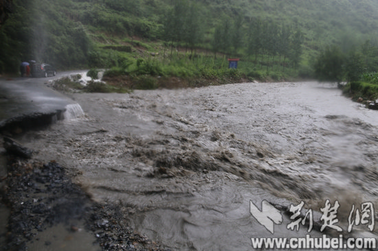 被水冲毁的公路.jpg