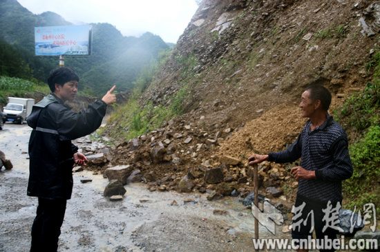 劝导百姓离开危险地方.jpg