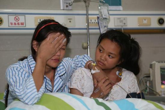两姐妹在医院救治