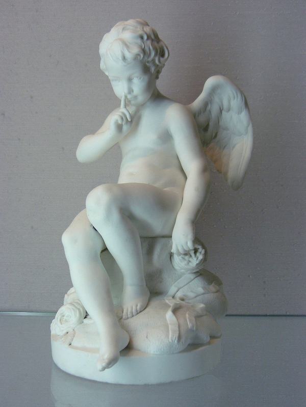 图2a 埃特涅-毛里斯·法孔涅设计的裸瓷雕塑危险的丘比特，高23.3厘米，约1757-1766年时在巴黎塞夫勒王家瓷厂制作，现陈列于英国沃尔特艺术廊。图片来源于维基百科。
