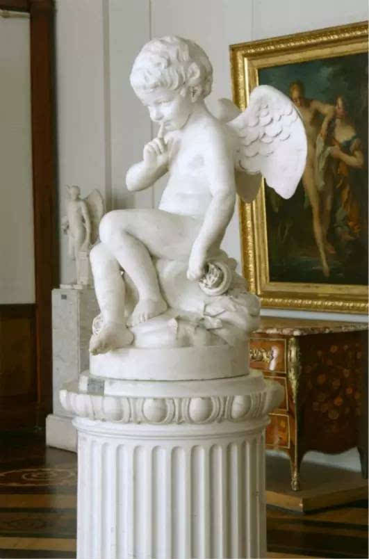 　图2b 埃特涅特-毛里斯·法孔涅制作的大理石雕塑危险的丘比特，高85厘米，现陈列于冬宫博物馆。