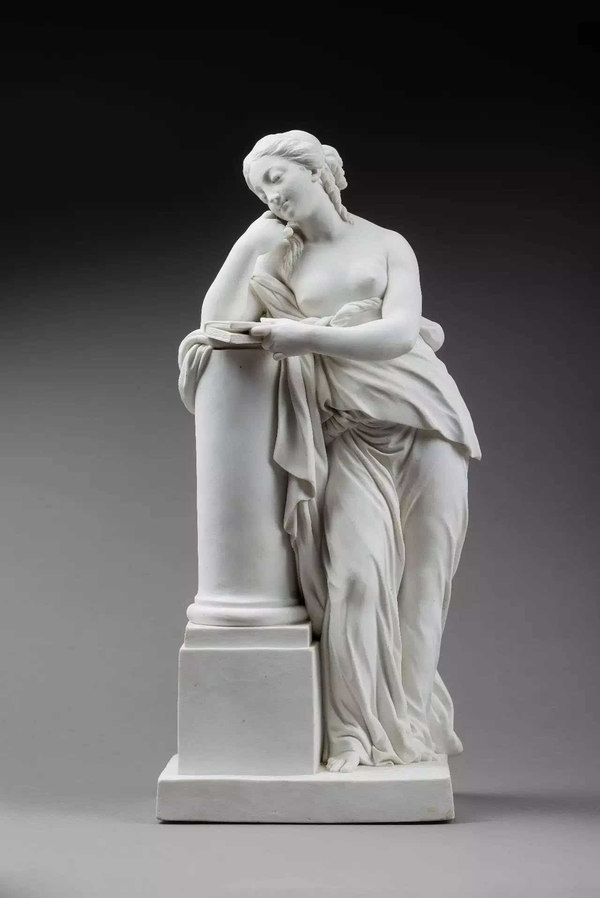 图7 路易-西蒙·博易皂忒设计的塞夫勒裸瓷雕塑沉思，高36厘米，现陈列于巴黎摆钟艺廊。图片由巴黎摆钟艺廊提供（见http://www.lapendulerie.com/）。