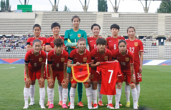 中国女足战法国赛前暖心一幕