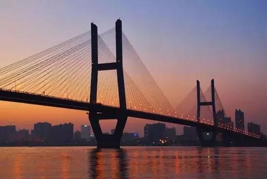 武汉：城市生产总值（GDP）2495.68亿，GDP增速7%，GDP增速排名74位。