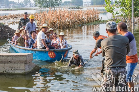 2016年7月27日，湖北預備役舟橋團轉移天門市黃潭鎮(zhèn)張嘴村的群眾。（記者  張先國  陳勇  趙融 攝）CF9W8669_tn.jpg