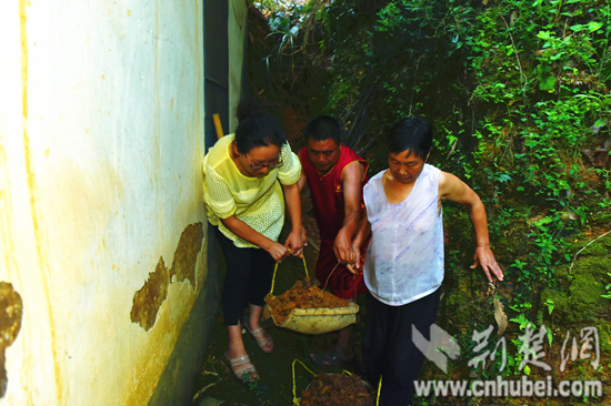 大老遠(yuǎn)趕來(lái)的媳婦與老公、婆婆生產(chǎn)自救_副本.jpg