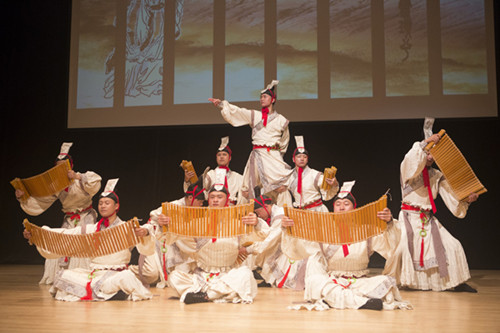 湖北文化代表團表演荊楚歌舞。（加拿大《華僑時報》）