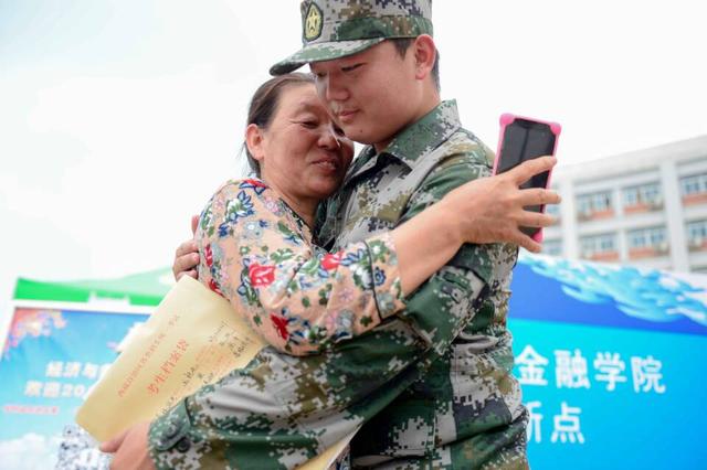 24歲“兵哥”重返校園當新生 千里來武漢讀大學