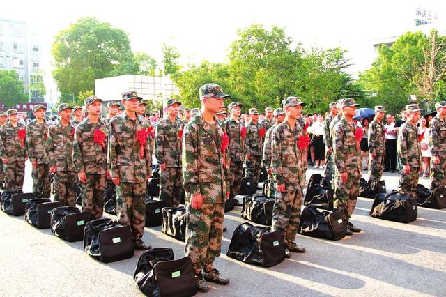 仙桃市举行欢送新兵仪式 398名青年应征入伍