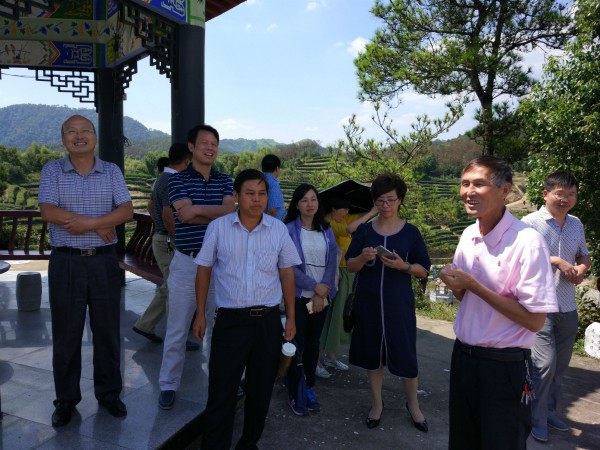 蘄春縣大同鎮(zhèn)李山村書記田祥生為黨外人士介紹該村情況.jpg