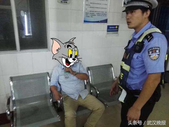 湖北一男子高速醉駕被查 闖入女廁拖延時間拒酒測
