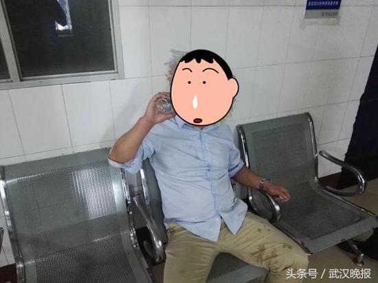 湖北一男子高速醉駕被查 闖入女廁拖延時間拒酒測