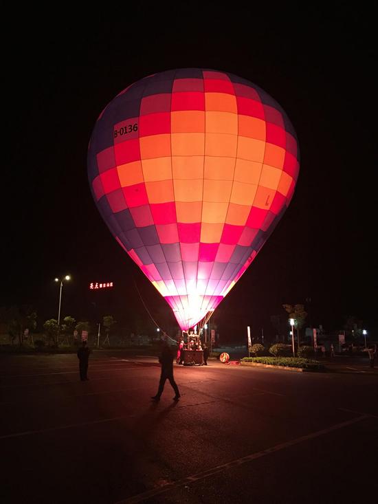 夜晚的热气球。