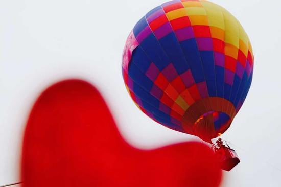 浪漫新人乘坐热气球升空，在峡谷高空见证爱情新高度