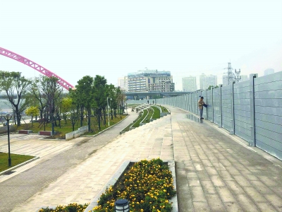 流通巷汉江边我市首段拼装式防洪墙长218米