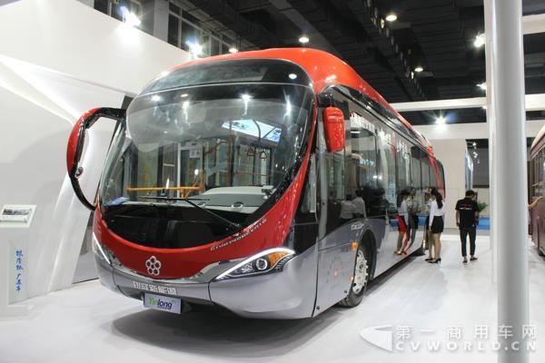 銀隆新能源展示的13.7米純電動(dòng)城市客車(chē)的外觀及內(nèi)飾 (2).jpg