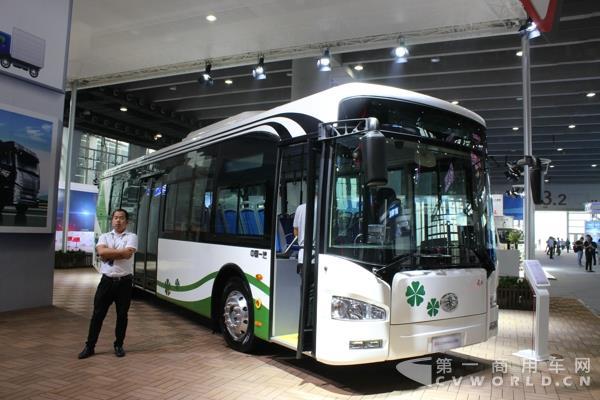 一汽解放展示的10.5米PHEV插電式混合動(dòng)力城市客車 (5).jpg