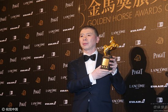 冯小刚去年没到场收获了一座影帝奖杯，今年又捧走最佳导演