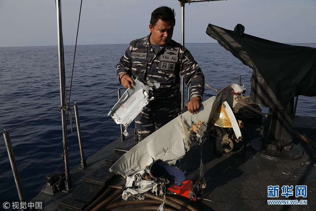 印尼救援队打捞起部分遇难者遗体和飞机残骸.jpg
