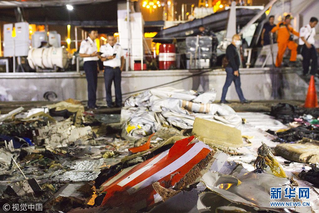 印尼救援队打捞起部分遇难者遗体和飞机残骸2.jpg
