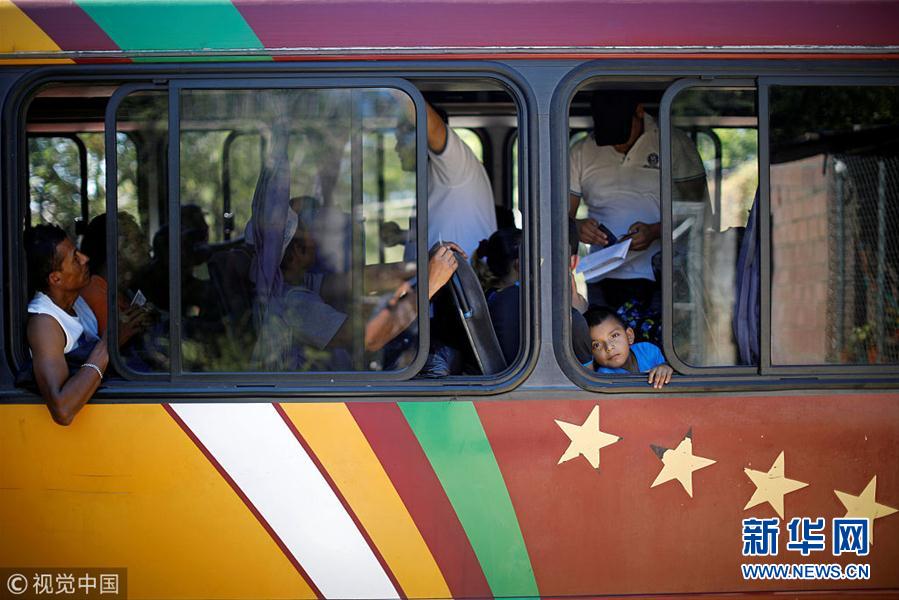 新一批萨尔瓦多民众加入移民“大篷车队”向美国前进.jpg