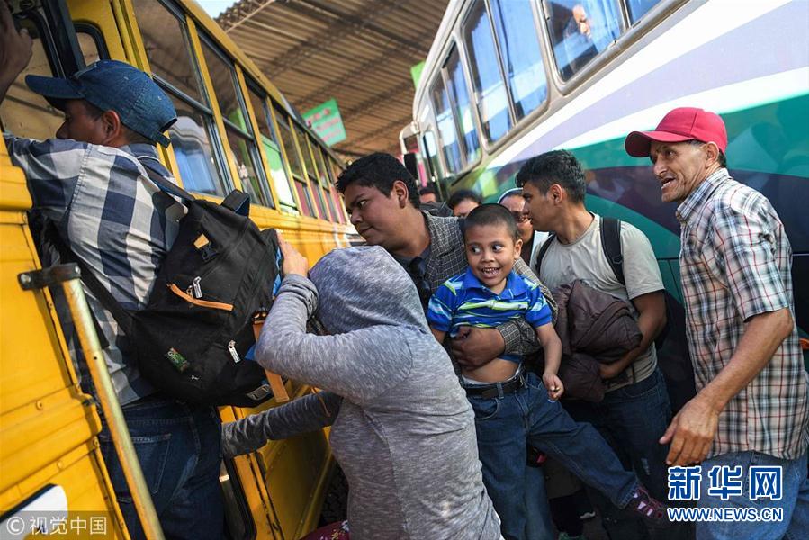 新一批萨尔瓦多民众加入移民“大篷车队”向美国前进3.jpg