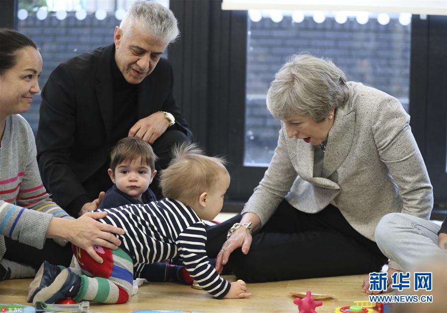 英国首相造访伦敦一康体中心 与萌娃亲切互动.jpg
