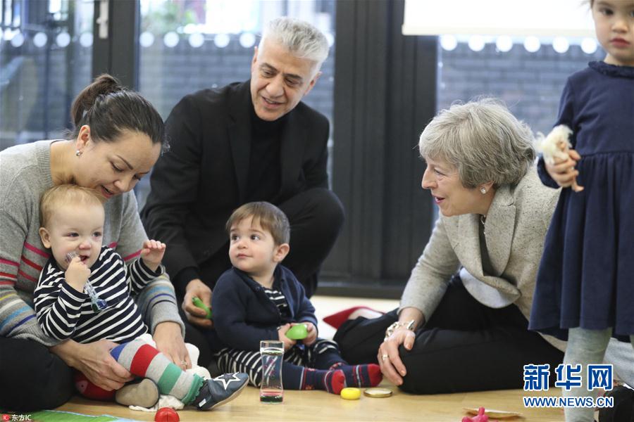 英国首相造访伦敦一康体中心 与萌娃亲切互动2.jpg