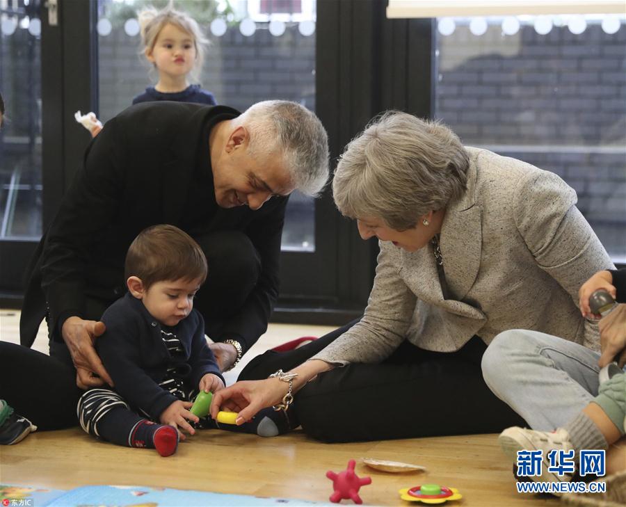 英国首相造访伦敦一康体中心 与萌娃亲切互动3.jpg