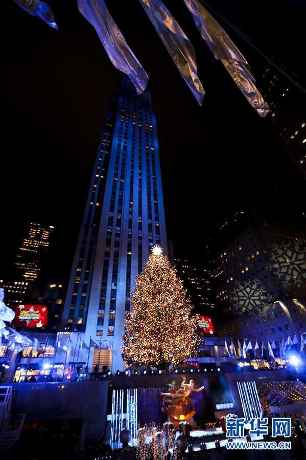 纽约洛克菲勒中心点亮圣诞树.jpg