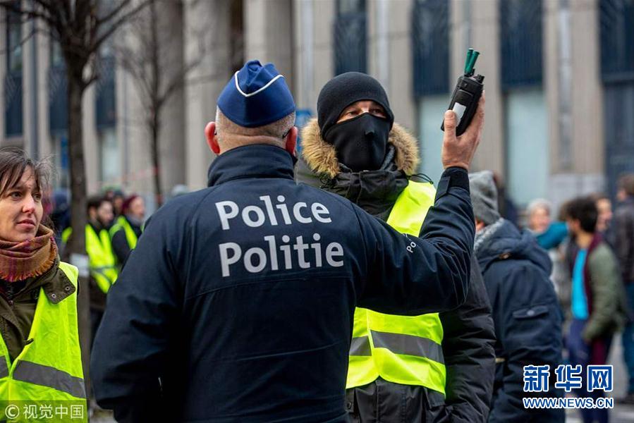 愈演愈烈！法国“黄背心”抗议示威运动扩散至欧洲多国3.jpg