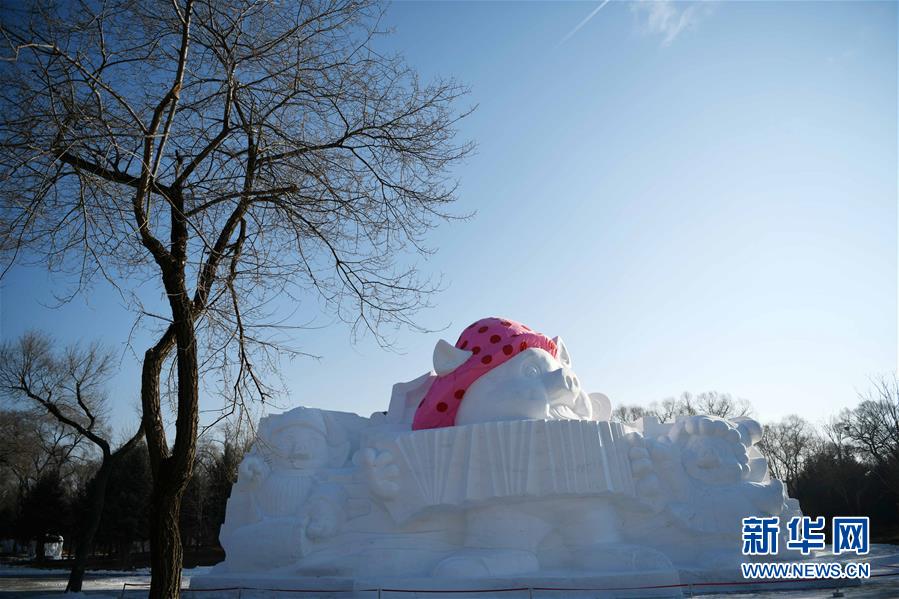 12米高“小猪”亮相雪博会2.jpg
