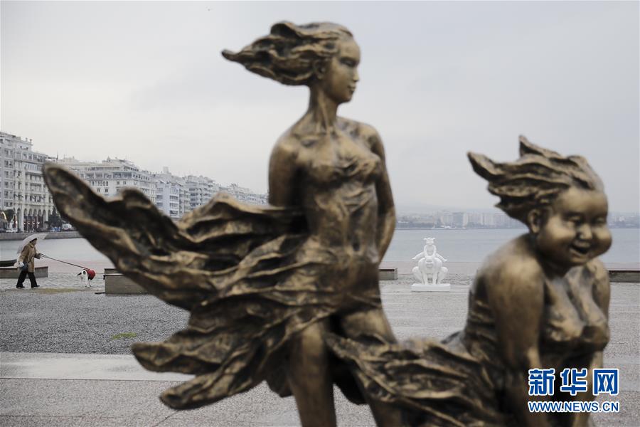 中国雕塑家许鸿飞作品在希腊塞萨洛尼基市展出2.jpg