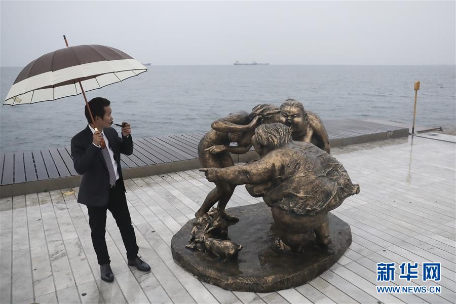 中国雕塑家许鸿飞作品在希腊塞萨洛尼基市展出3.jpg