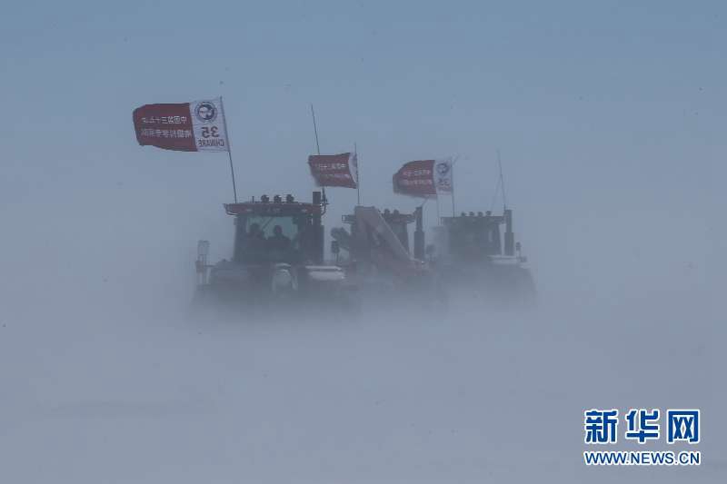 中國南極科考隊內(nèi)陸隊經(jīng)受強烈地吹雪考驗.jpg