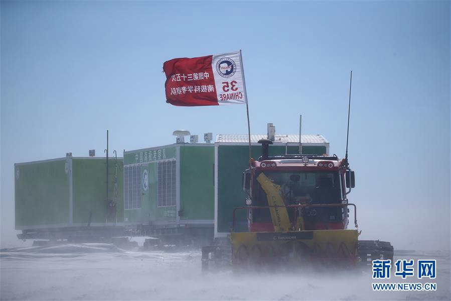 中國南極科考隊內(nèi)陸隊經(jīng)受強烈地吹雪考驗3.jpg