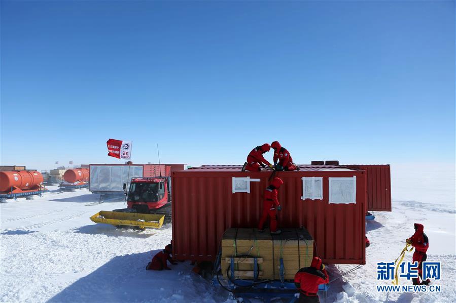 中國南極科考隊內(nèi)陸隊經(jīng)受強烈地吹雪考驗4.jpg