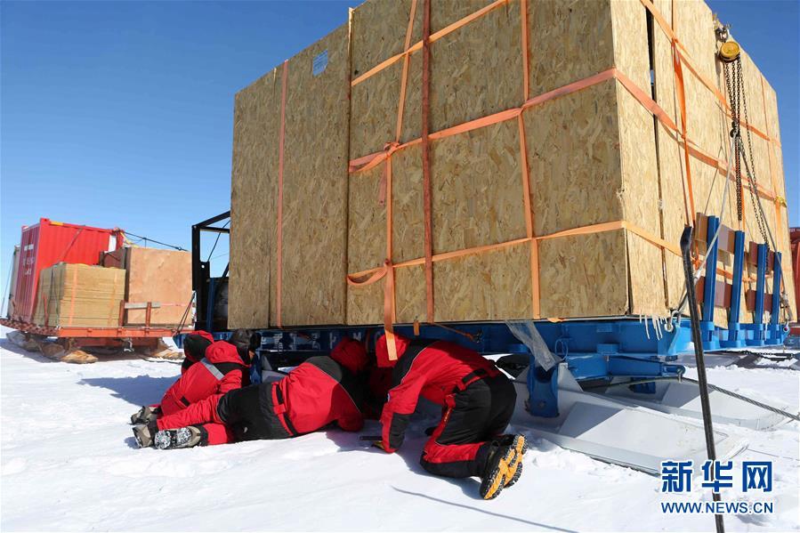 中國南極科考隊內(nèi)陸隊經(jīng)受強烈地吹雪考驗6.jpg