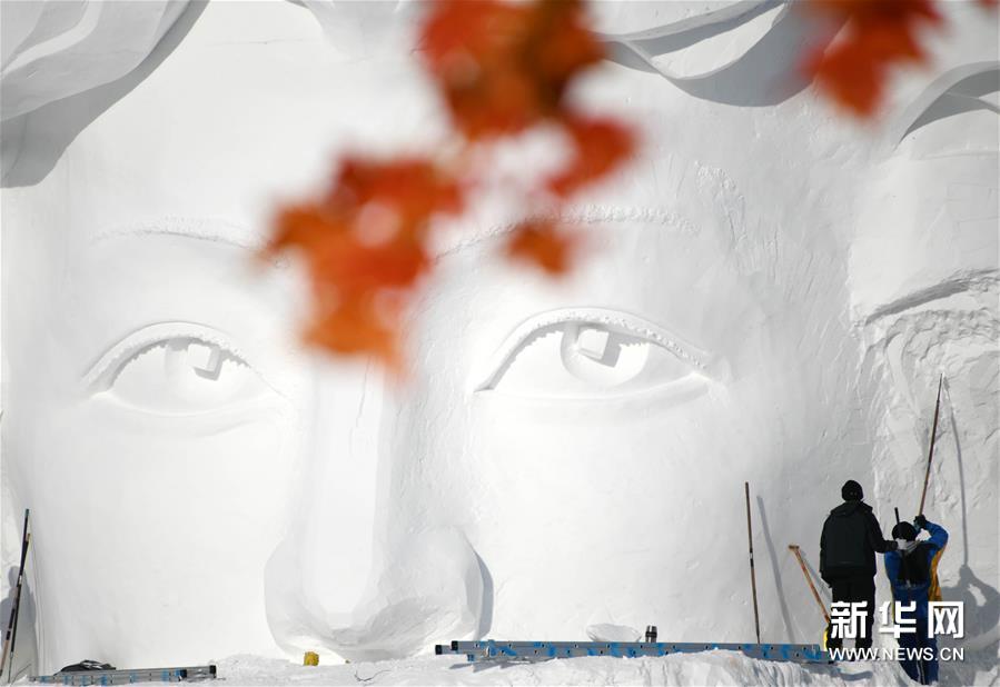 雪博会百米主塑露“芳容”.jpg