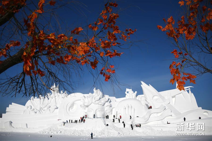 雪博会百米主塑露“芳容”2.jpg