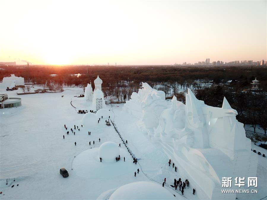 哈爾濱：雪博會(huì)大型主塑《星河之旅》落成迎客5.jpg