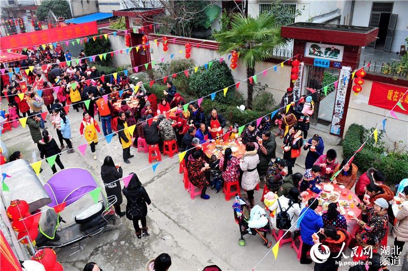 300户人家聚集吃年饭 武汉新洲黄茂社区“百家宴”汇起浓浓邻里情3.jpg