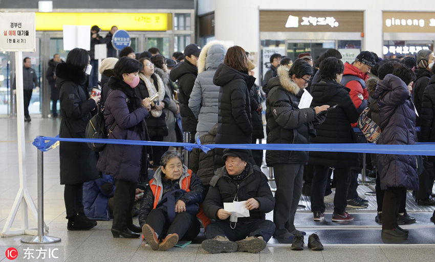韩国“春运”火车票开售 民众打地铺熬夜抢票2.jpg